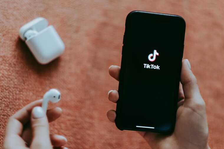 TikTok и Тинькофф недоступны для пользователей в России: массовые сбои в регионах