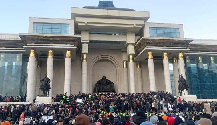 В Улан-Баторе протестующие перекрыли проспект в знак недовольства властью