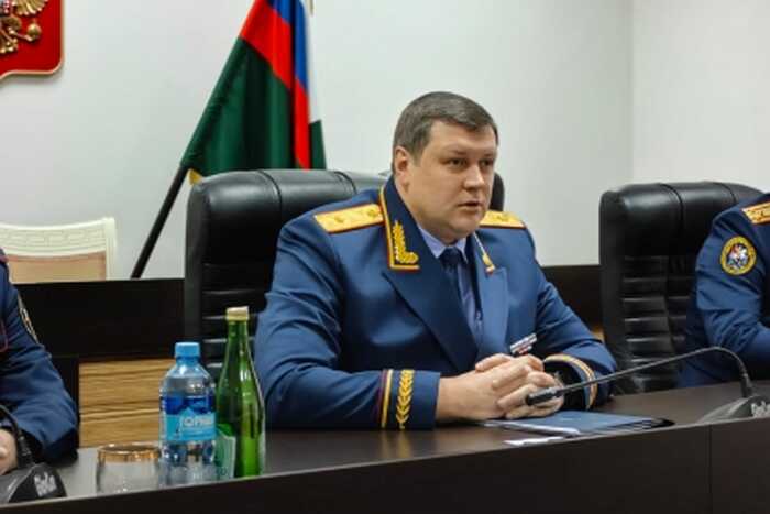 Глава СКР по Дагестану Дмитрий Беляев разъезжает по Махачкале с мигалками и «блатными» номерами
