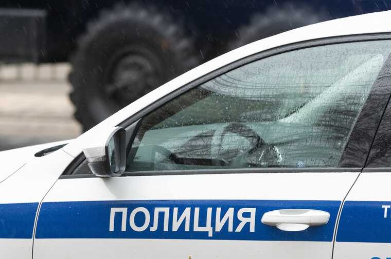 В Казани мужчина убил бывшую жену, ранил 3-летнего сына и угрожает прыгнуть с пятого этажа