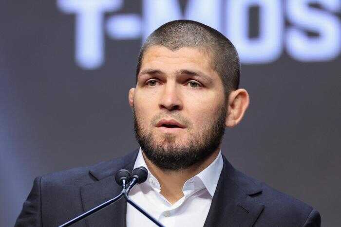 Экс-чемпион UFC объяснил отказ от рукопожатия ведущей исламскими нормами
