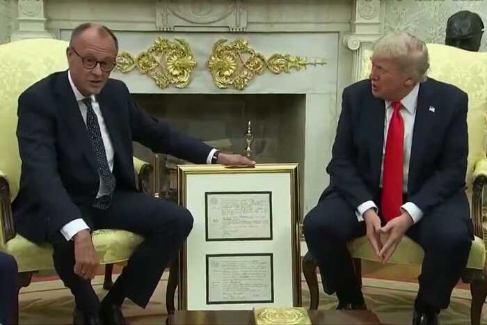 Канцлер ФРГ подарил Трампу документы о его предке из Баварии