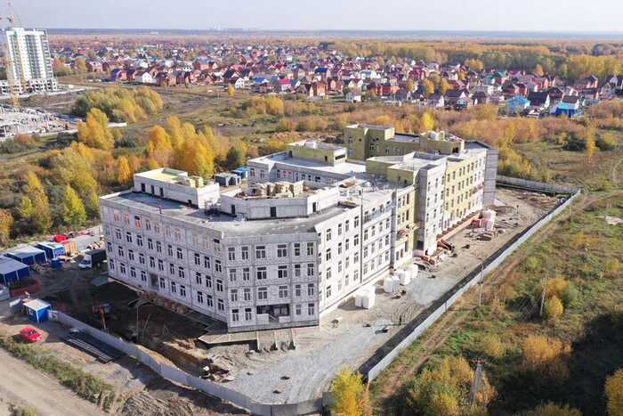 Кто зарабатывает на вечном строительстве: тени за срывом поликлиник в Новосибирске