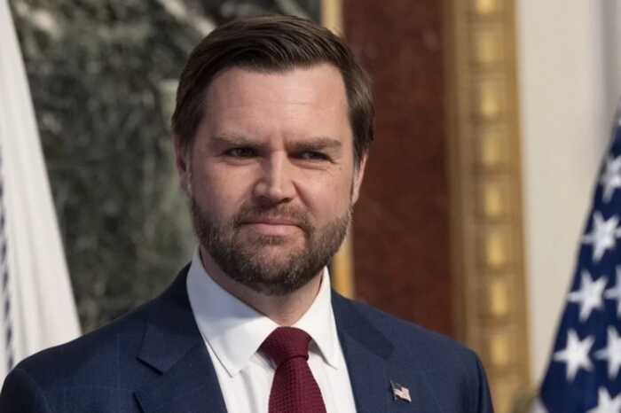 Вице-президент США подхватил жест, повторив скандальное поведение Трампа