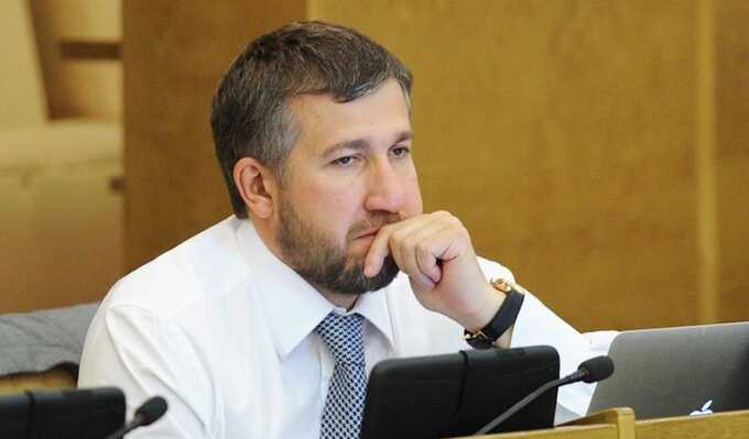 Экс-помощник депутата Григория Аникеева рассказал о выводе 250 миллионов долларов через Дубай и коррупционных связях в Баку
