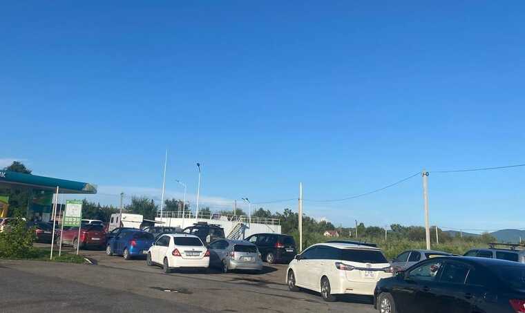 В Приморье топливный кризис: многокилометровые очереди на АЗС и нехватка бензина