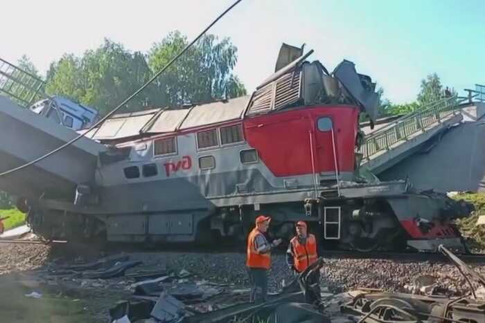Мост под Брянском рухнул после проезда эшелона с грузом для армии — поезд врезался в обломки